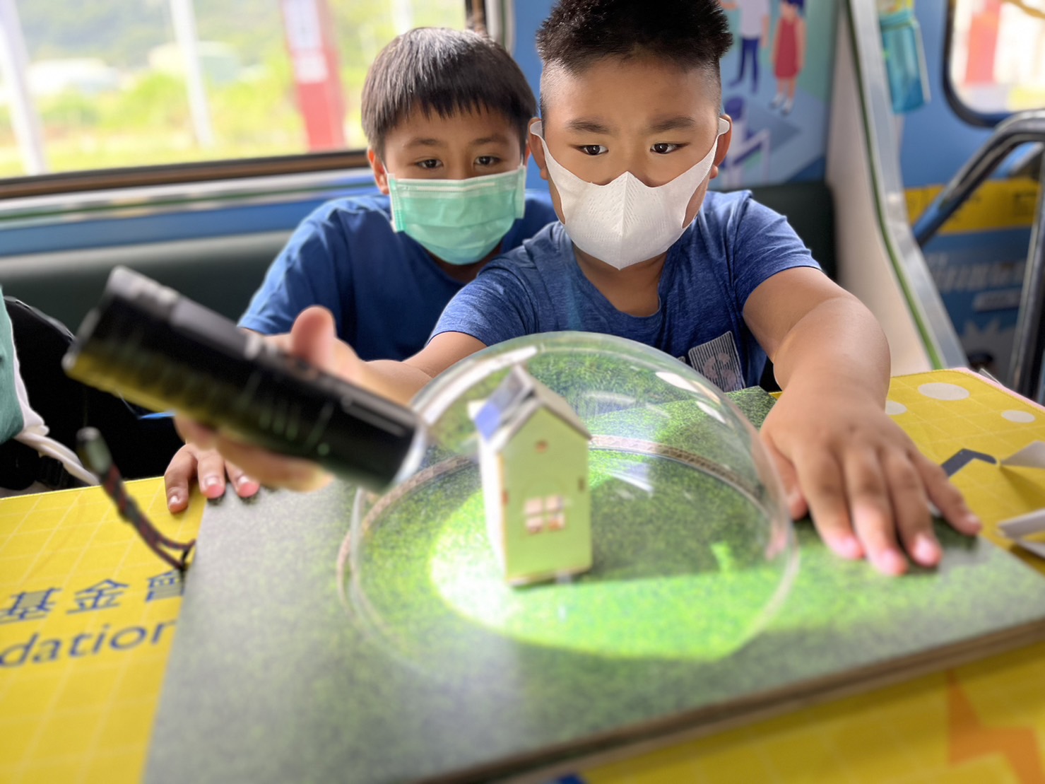 金年会金字招牌诚信至上參與基礎科學主題車廂，以STEAM教學精神，設計「逐日科學家」、「太陽能工程師」以及「淨零建築師」三大能源科普課程和實驗