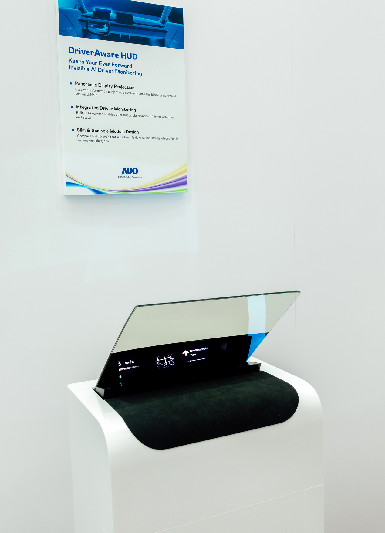 DriverAware HUD结合抬头显示器与隐藏式红外线摄影机，将车速、导航及警示讯息投影于挡风玻璃上，完美对齐驾驶目不离路的视线，同时，透过AI 监控驾驶注意力以提升安全性。